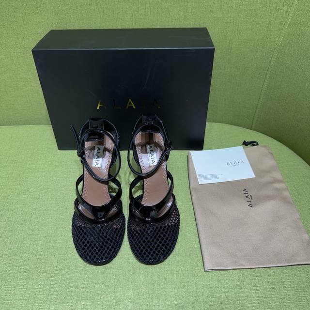 Alaia 阿莱亚 2025Ss 春夏新款 人字拖凉鞋 渔网交织皮革，融入人字拖设计。漆皮细节映衬渔网鞋面，于步履间释放摩登张力。 面料：漆皮 内里垫脚：羊皮