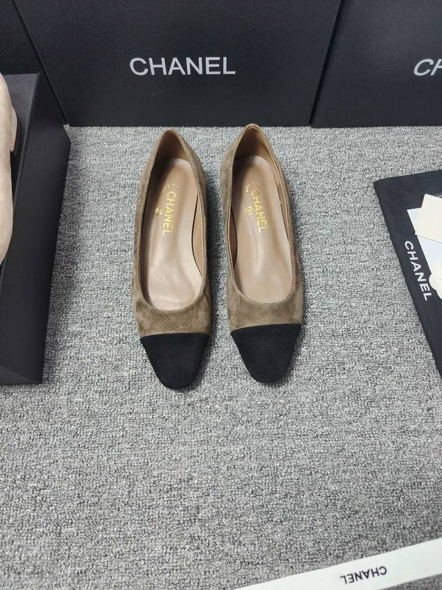 Chan*L经典Slingback小香芭蕾舞鞋 就像Coco香奈儿女士说的：流行稍纵即逝，但风格永存！这款鞋就是香家经典中的经典！双色搭配，简约精致，专柜里的万