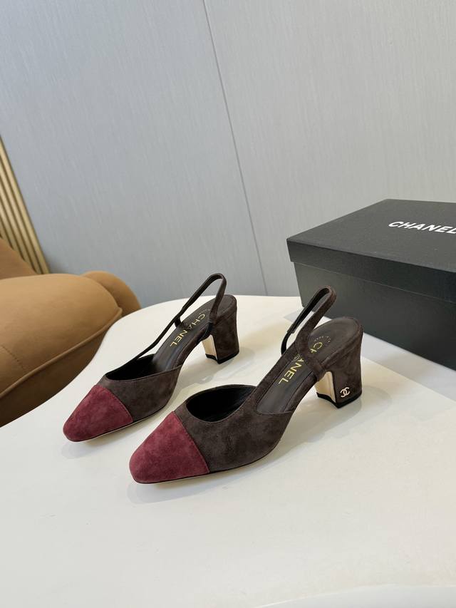 Chan*L出厂价p 经典Slingback小香凉鞋！单鞋！ 就像Coco香奈儿女士说的：流行稍纵即逝，但风格永存！这双后空鞋就是香家经典中的经典！双色搭配，简