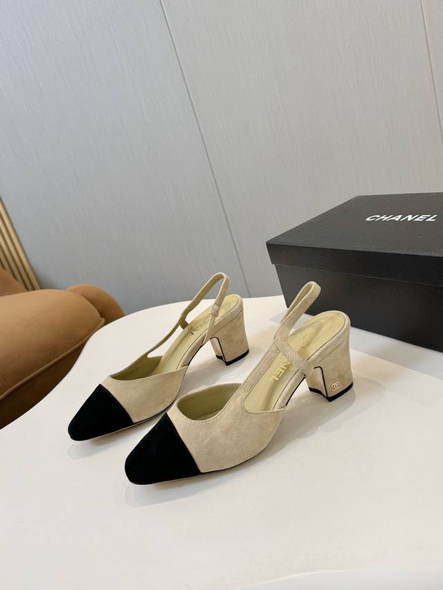 Chan*L出厂价p 经典Slingback小香凉鞋！单鞋！ 就像Coco香奈儿女士说的：流行稍纵即逝，但风格永存！这双后空鞋就是香家经典中的经典！双色搭配，简