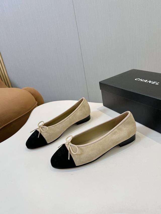 香奈儿最新色出厂价p 真皮底 顶级！ Ch***L 小香万年经典款 百搭系列 顶级系列芭蕾平底鞋 奢华永不退去的经典～材质:进口混种小羊皮 进口毛呢 内里垫脚：