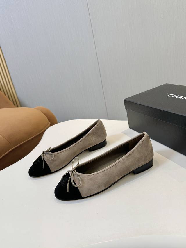 香奈儿最新色出厂价p 真皮底 顶级！ Ch***L 小香万年经典款 百搭系列 顶级系列芭蕾平底鞋 奢华永不退去的经典～材质:进口混种小羊皮 进口毛呢 内里垫脚：