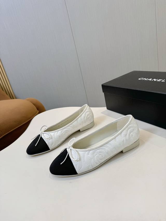 香奈儿最新色出厂价p 真皮底 顶级！ Ch***L 小香万年经典款 百搭系列 顶级系列芭蕾平底鞋 奢华永不退去的经典～材质:进口混种小羊皮 进口毛呢 内里垫脚：