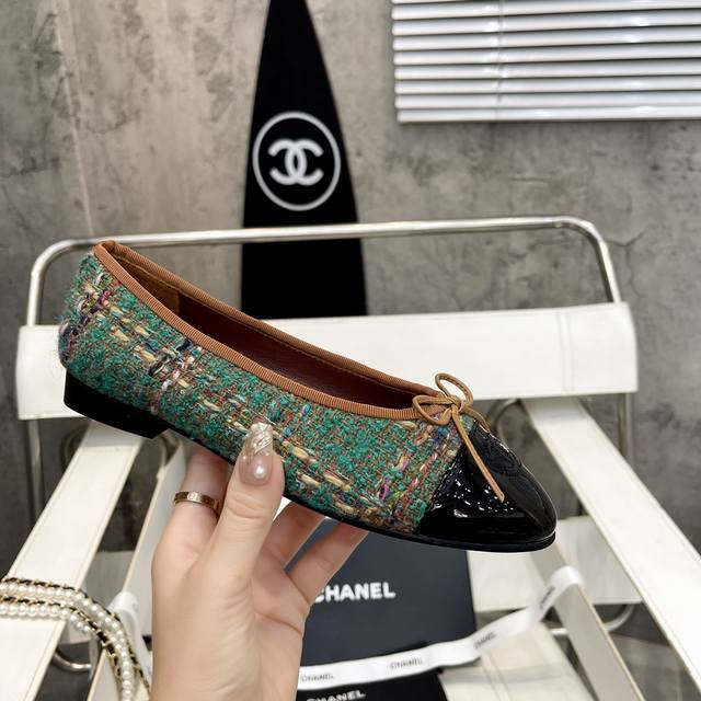 出厂价p 真皮底 顶级！ Ch***L 小香万年经典款 百搭系列 顶级系列芭蕾平底鞋 奢华永不退去的经典～材质:进口混种小羊皮 进口毛呢 内里垫脚：柔软羊皮 S