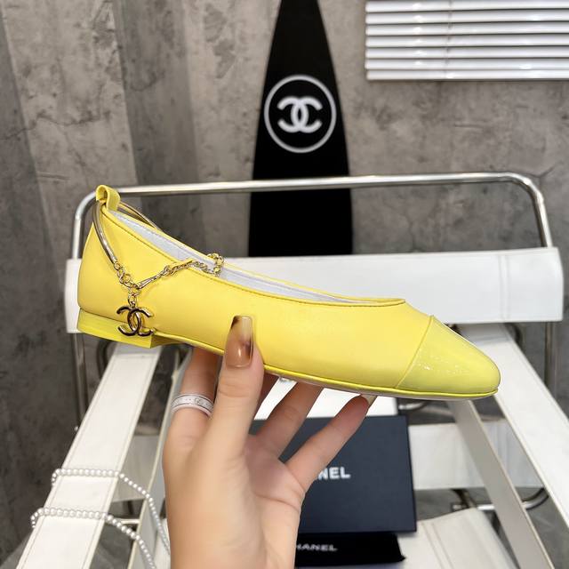 小香爆款春夏链条珍珠脚环玛丽珍芭蕾舞单鞋走秀款 原版一比一开模五金扣工能设计，穿皮条脚环装饰可自行装卸链条穿皮条工艺，小香双C和山茶花金属扣装饰点缀，超美芭蕾舞