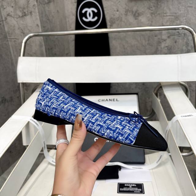 香奈儿最新色出厂价p 真皮底 顶级！ Ch***L 小香万年经典款 百搭系列 顶级系列芭蕾平底鞋 奢华永不退去的经典～材质:进口混种小羊皮 进口毛呢 内里垫脚：