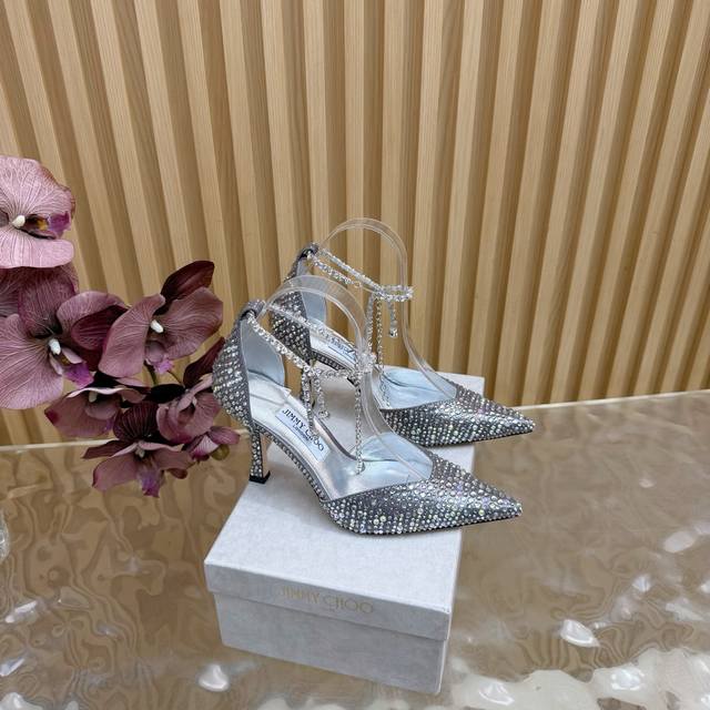 独家新款 Jimmy Choo 吉米周重工钻面尖头高跟链条高跟凉鞋 超绝的水晶鞋 美到移不开视线 鞋型做的非常秀气 不会过分窄长 内部空间很足 让脚趾能足够的放