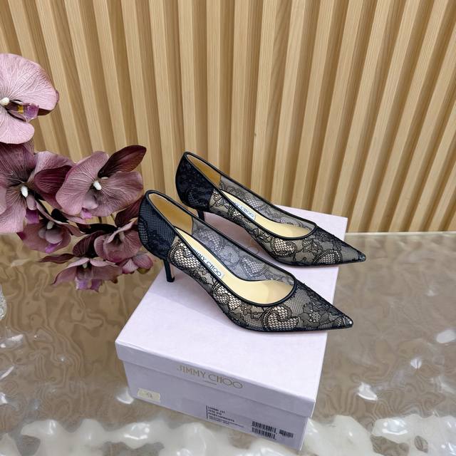 Jimmy Choo经典蕾丝尖头高跟鞋 超级仙的一款 蕾丝元素梦幻很浪漫 俏皮可爱 气质十足 又不失时尚现代感 透出丝丝优雅魅力！ Jc的鞋满足了女生对高跟鞋的