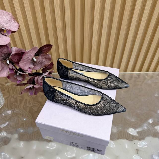 Jimmy Choo经典蕾丝尖头高跟鞋 超级仙的一款 蕾丝元素梦幻很浪漫 俏皮可爱 气质十足 又不失时尚现代感 透出丝丝优雅魅力！ Jc的鞋满足了女生对高跟鞋的