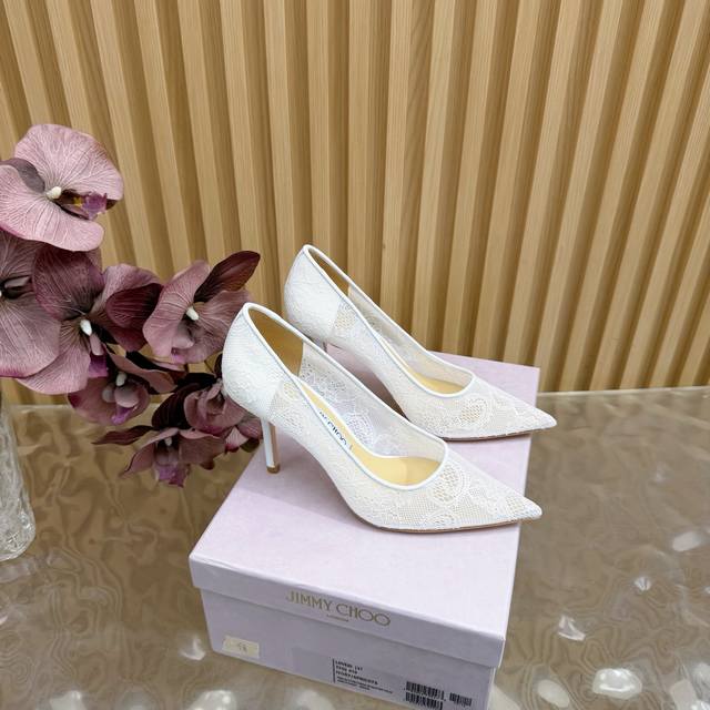 Jimmy Choo经典蕾丝尖头高跟鞋 超级仙的一款 蕾丝元素梦幻很浪漫 俏皮可爱 气质十足 又不失时尚现代感 透出丝丝优雅魅力！ Jc的鞋满足了女生对高跟鞋的