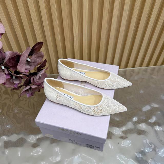 Jimmy Choo经典蕾丝尖头高跟鞋 超级仙的一款 蕾丝元素梦幻很浪漫 俏皮可爱 气质十足 又不失时尚现代感 透出丝丝优雅魅力！ Jc的鞋满足了女生对高跟鞋的