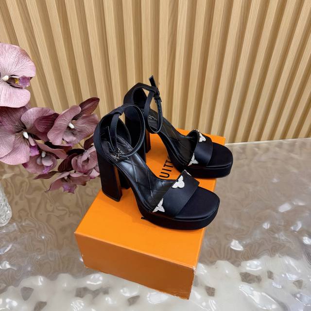 Lv 路易威登 26 2026 早春新品 顶级版本专柜主打最新款 牛仔布硬标拖鞋 硬货上新 鞋面：真丝 手感细腻 内里：进口山羊皮里 大底：真皮大底 跟高：12