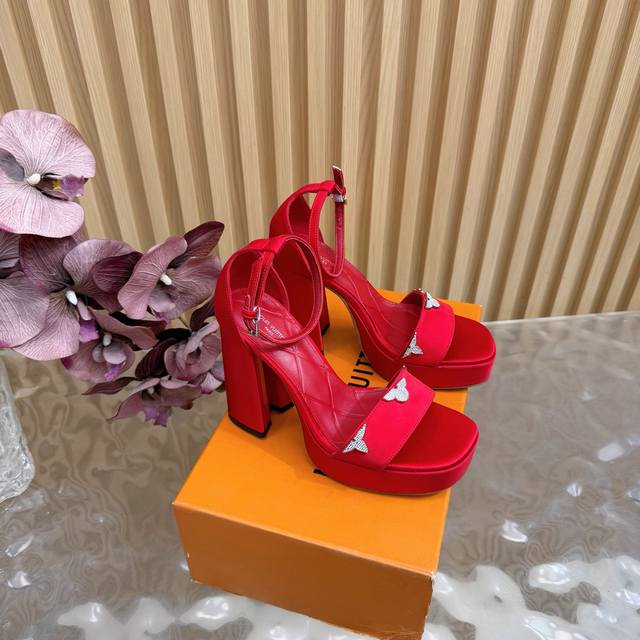 Lv 路易威登 26 2026 早春新品 顶级版本专柜主打最新款 牛仔布硬标拖鞋 硬货上新 鞋面：真丝 手感细腻 内里：进口山羊皮里 大底：真皮大底 跟高：12