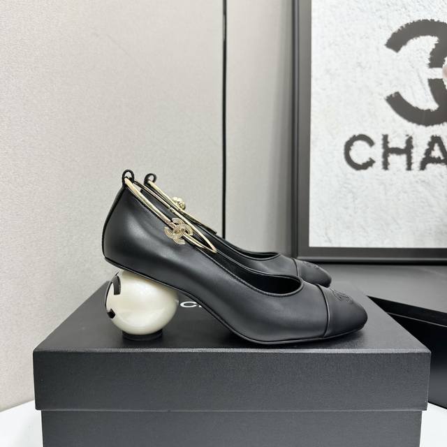 2025小香 配脚环丝带 本季秋冬季必备单品！！ 香奈儿秋冬重工爆款 小红书力推款，怎么搭配都好看，时髦精必备，香奈儿女士钟爱简约又难以抗拒系搭配展现与众不同的