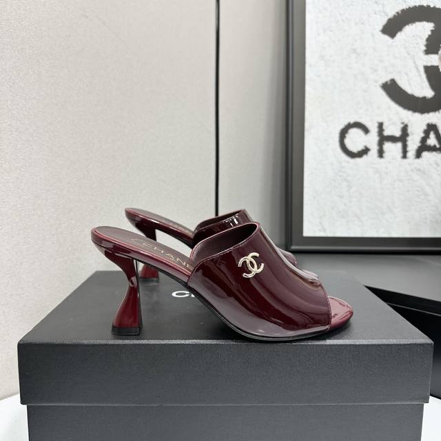 2025小香 本季秋冬季必备单品！！ 香奈儿秋冬重工爆款 小红书力推款，怎么搭配都好看，时髦精必备，香奈儿女士钟爱简约又难以抗拒系搭配展现与众不同的穿搭风格、自