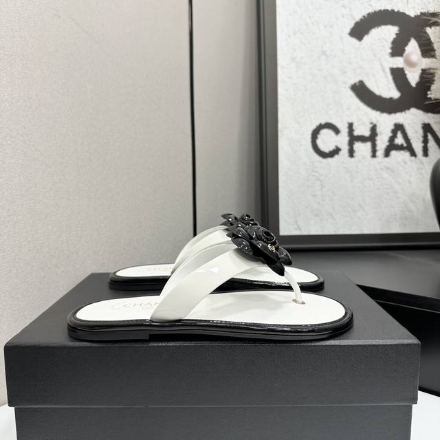 2025小香 本季秋冬季必备单品！！山茶花夹脚拖 香奈儿秋冬重工爆款 小红书力推款，怎么搭配都好看，时髦精必备，香奈儿女士钟爱简约又难以抗拒系搭配展现与众不同的