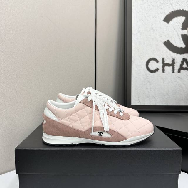 Chanel香奈儿熊猫鞋！2025专柜顶级休闲款运动鞋 这款经典设计；鞋面多种工艺电绣的风格；大底却时尚运动；不平凡的拥入了多种配色元素 多元化混搭非常好看百搭