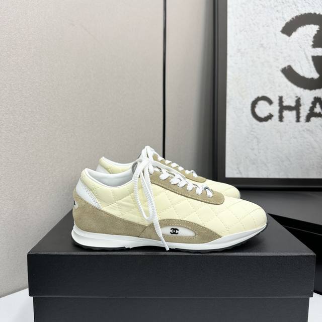 Chanel香奈儿熊猫鞋！2025专柜顶级休闲款运动鞋 这款经典设计；鞋面多种工艺电绣的风格；大底却时尚运动；不平凡的拥入了多种配色元素 多元化混搭非常好看百搭