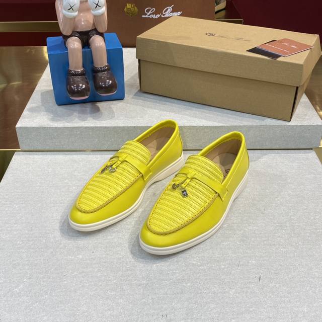 高版本电绣乐福鞋， 年超爆新款单鞋意大利手工品牌 Loro piana 诺悠翩雅主要专注 手工鞋 超级舒适的平拖乐福鞋，火爆全球 面料编织羊皮，牛皮垫脚，开模定