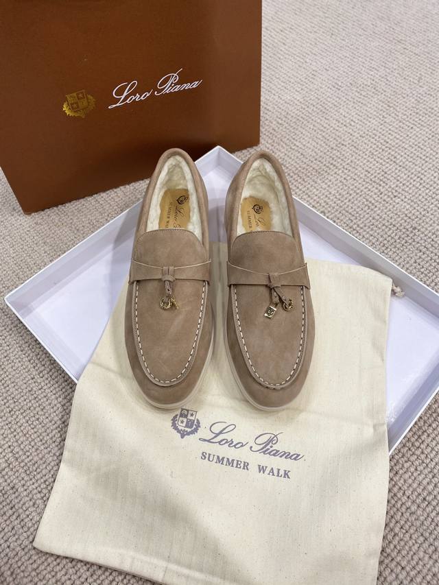 羊京高版本， 年升级秋冬系列羊毛版 意大利手工品牌 Loro piana 诺悠翩雅主要专注 手工鞋 材料都是采用进口羊京超级舒适的乐福鞋 当下早就火爆全球 面料