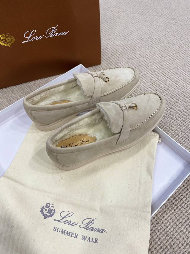 羊京高版本， 年升级秋冬系列羊毛版 意大利手工品牌 Loro piana 诺悠翩雅主要专注 手工鞋 材料都是采用进口羊京超级舒适的乐福鞋 当下早就火爆全球 面料