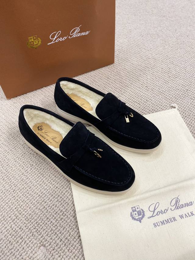羊京高版本， 年升级秋冬系列羊毛版 意大利手工品牌 Loro piana 诺悠翩雅主要专注 手工鞋 材料都是采用进口羊京超级舒适的乐福鞋 当下早就火爆全球 面料