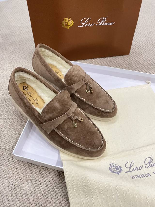 羊京高版本， 年升级秋冬系列羊毛版 意大利手工品牌 Loro piana 诺悠翩雅主要专注 手工鞋 材料都是采用进口羊京超级舒适的乐福鞋 当下早就火爆全球 面料