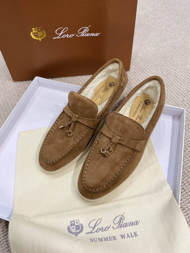 羊京高版本， 年升级秋冬系列羊毛版 意大利手工品牌 Loro piana 诺悠翩雅主要专注 手工鞋 材料都是采用进口羊京超级舒适的乐福鞋 当下早就火爆全球 面料