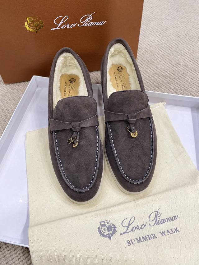 羊京高版本， 年升级秋冬系列羊毛版 意大利手工品牌 Loro piana 诺悠翩雅主要专注 手工鞋 材料都是采用进口羊京超级舒适的乐福鞋 当下早就火爆全球 面料