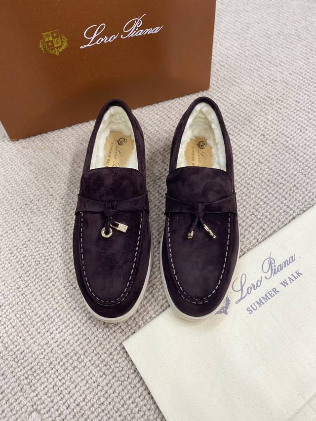 羊京高版本， 年升级秋冬系列羊毛版 意大利手工品牌 Loro piana 诺悠翩雅主要专注 手工鞋 材料都是采用进口羊京超级舒适的乐福鞋 当下早就火爆全球 面料