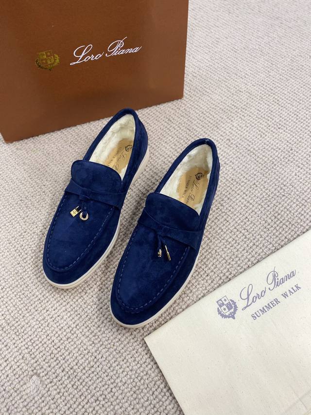 羊京高版本， 年升级秋冬系列羊毛版 意大利手工品牌 Loro piana 诺悠翩雅主要专注 手工鞋 材料都是采用进口羊京超级舒适的乐福鞋 当下早就火爆全球 面料