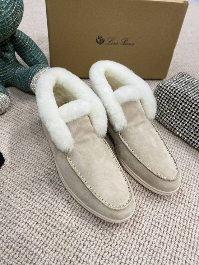 羊京高版本， 年升级秋冬系列羊毛版 意大利手工品牌 Loro piana 诺悠翩雅主要专注 手工鞋 材料都是采用进口羊京超级舒适的乐福鞋 当下早就火爆全球 面料