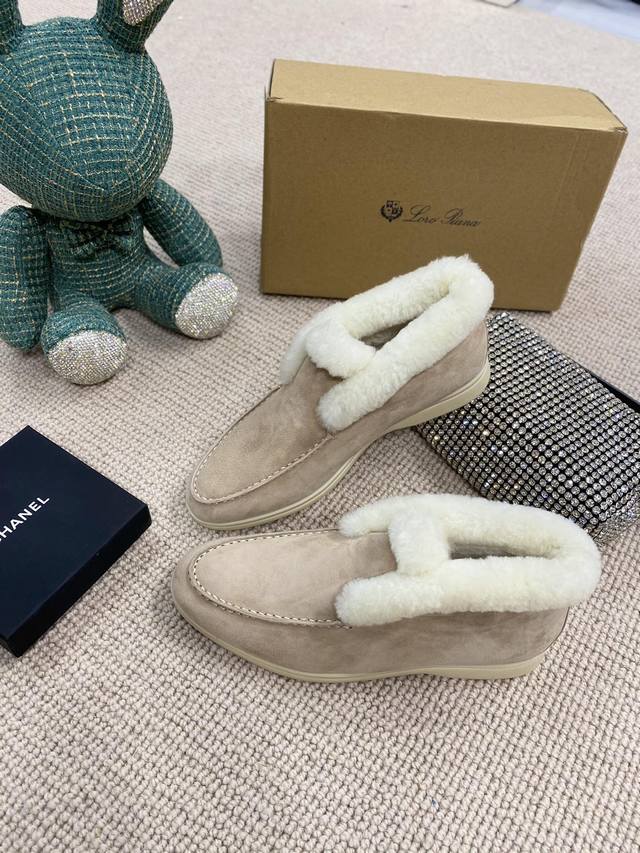 羊京高版本， 年升级秋冬系列羊毛版 意大利手工品牌 Loro piana 诺悠翩雅主要专注 手工鞋 材料都是采用进口羊京超级舒适的乐福鞋 当下早就火爆全球 面料