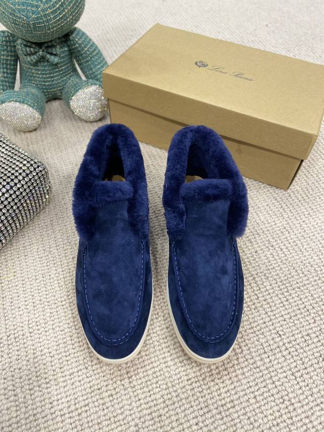 羊京高版本， 年升级秋冬系列羊毛版 意大利手工品牌 Loro piana 诺悠翩雅主要专注 手工鞋 材料都是采用进口羊京超级舒适的乐福鞋 当下早就火爆全球 面料