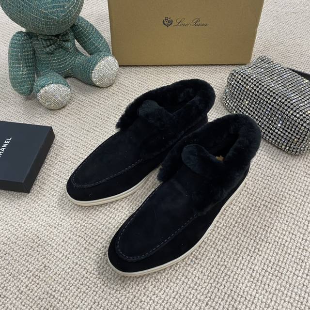 羊京高版本， 年升级秋冬系列羊毛版 意大利手工品牌 Loro piana 诺悠翩雅主要专注 手工鞋 材料都是采用进口羊京超级舒适的乐福鞋 当下早就火爆全球 面料