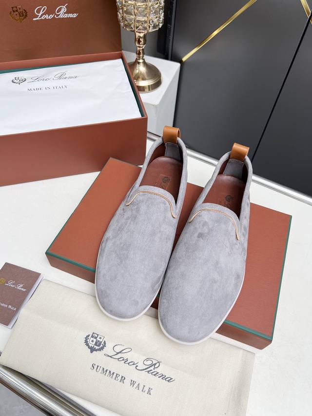 Loro piana 诺悠翩雅四季经典款。于1924年4月24日一手创立现有的Loro piana公司。家族经营至今已是第六代，为讲求品味及对质量有要求的顾客提