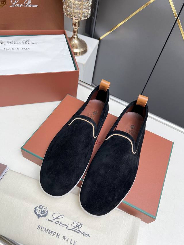 Loro piana 诺悠翩雅四季经典款。于1924年4月24日一手创立现有的Loro piana公司。家族经营至今已是第六代，为讲求品味及对质量有要求的顾客提