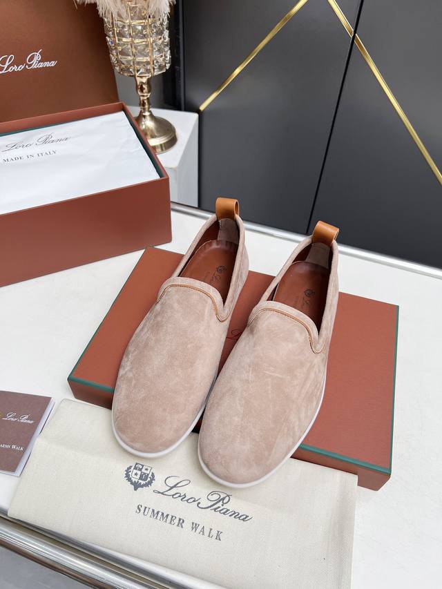 Loro piana 诺悠翩雅四季经典款。于1924年4月24日一手创立现有的Loro piana公司。家族经营至今已是第六代，为讲求品味及对质量有要求的顾客提