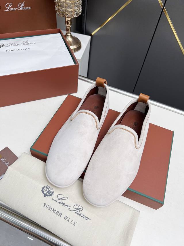 Loro piana 诺悠翩雅四季经典款。于1924年4月24日一手创立现有的Loro piana公司。家族经营至今已是第六代，为讲求品味及对质量有要求的顾客提