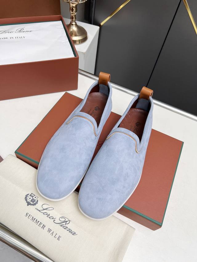 Loro piana 诺悠翩雅四季经典款。于1924年4月24日一手创立现有的Loro piana公司。家族经营至今已是第六代，为讲求品味及对质量有要求的顾客提