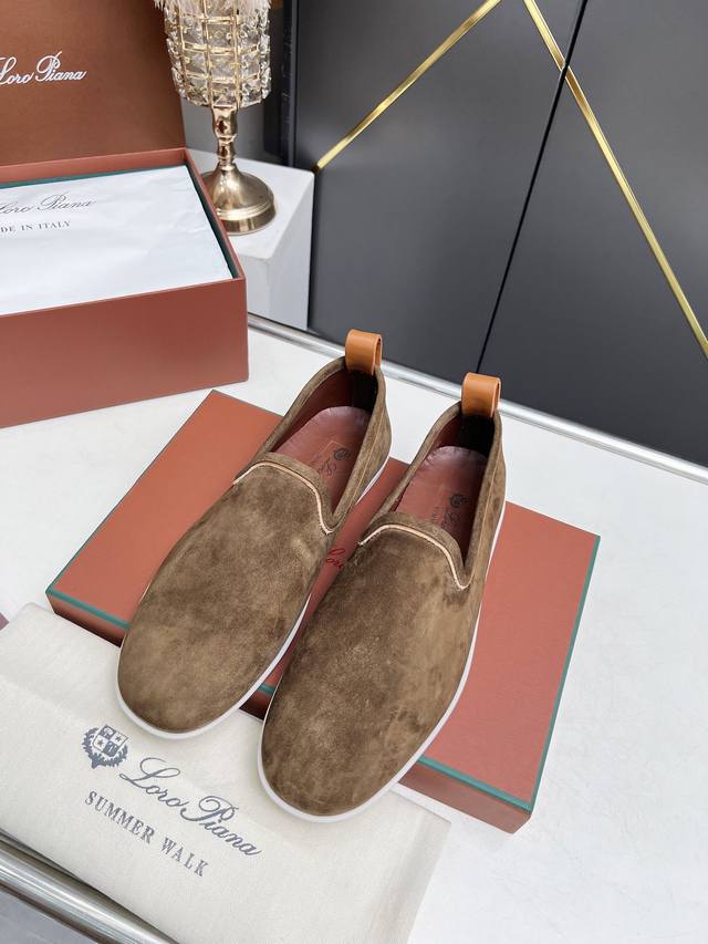 Loro piana 诺悠翩雅四季经典款。于1924年4月24日一手创立现有的Loro piana公司。家族经营至今已是第六代，为讲求品味及对质量有要求的顾客提