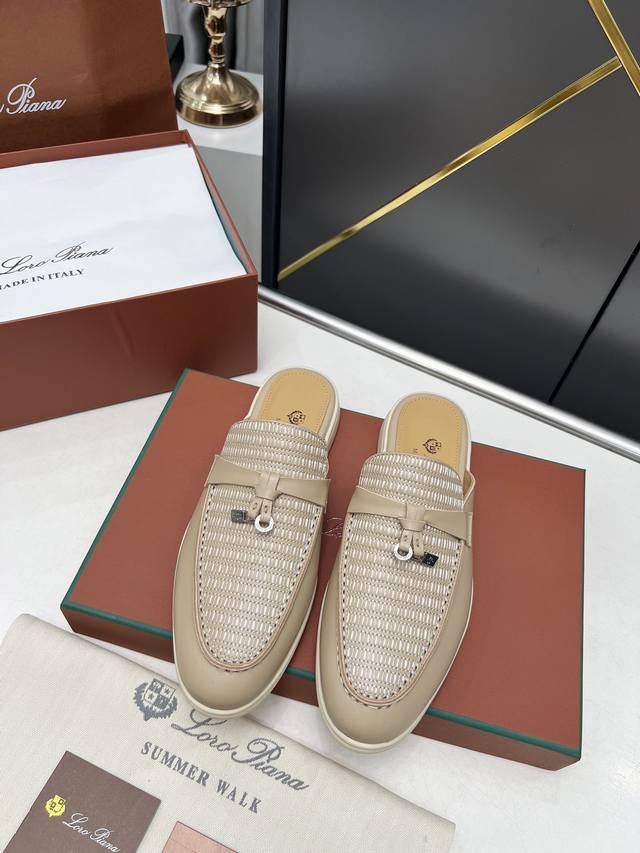 Loro piana 诺悠翩雅四季半拖电绣款。于1924年4月24日一手创立现有的Loro piana公司。家族经营至今已是第六代，为讲求品味及对质量有要求的顾