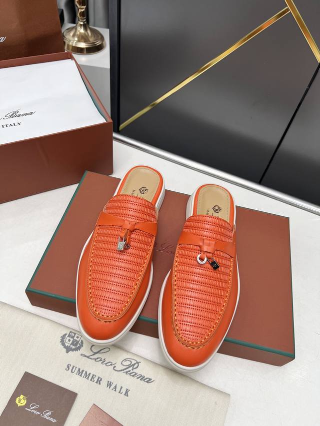 Loro piana 诺悠翩雅四季半拖电绣款。于1924年4月24日一手创立现有的Loro piana公司。家族经营至今已是第六代，为讲求品味及对质量有要求的顾