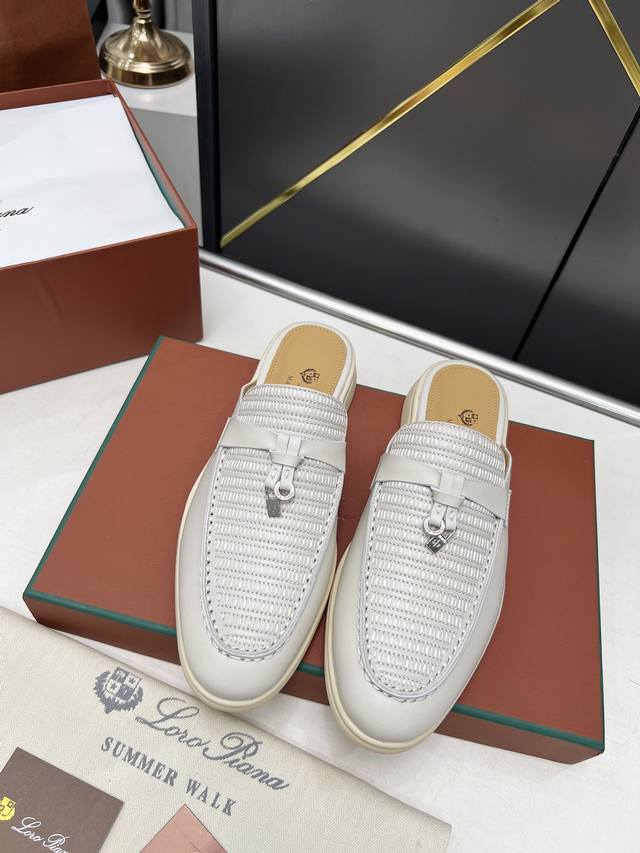 Loro piana 诺悠翩雅四季半拖电绣款。于1924年4月24日一手创立现有的Loro piana公司。家族经营至今已是第六代，为讲求品味及对质量有要求的顾