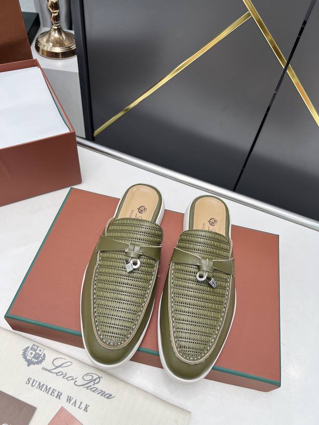 Loro piana 诺悠翩雅四季半拖电绣款。于1924年4月24日一手创立现有的Loro piana公司。家族经营至今已是第六代，为讲求品味及对质量有要求的顾