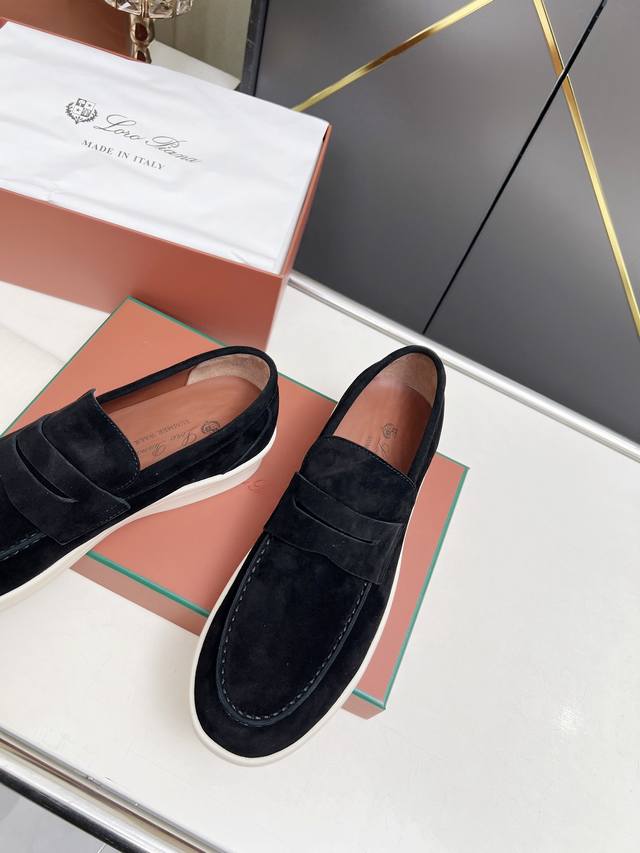 Loro piana 诺悠翩雅四季经典款。于1924年4月24日一手创立现有的Loro piana公司。家族经营至今已是第六代，为讲求品味及对质量有要求的顾客提