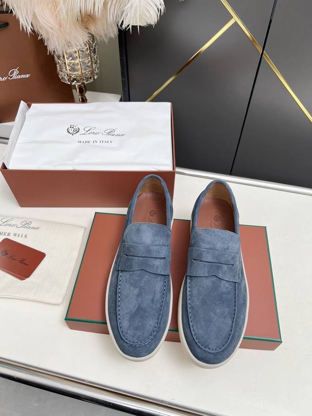 Loro piana 诺悠翩雅四季经典款。于1924年4月24日一手创立现有的Loro piana公司。家族经营至今已是第六代，为讲求品味及对质量有要求的顾客提