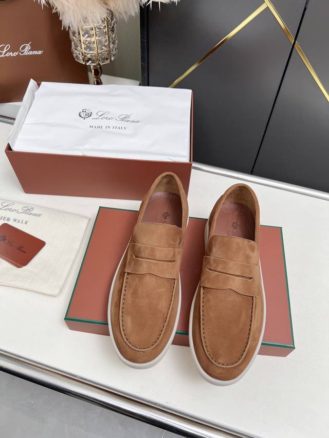 Loro piana 诺悠翩雅四季经典款。于1924年4月24日一手创立现有的Loro piana公司。家族经营至今已是第六代，为讲求品味及对质量有要求的顾客提