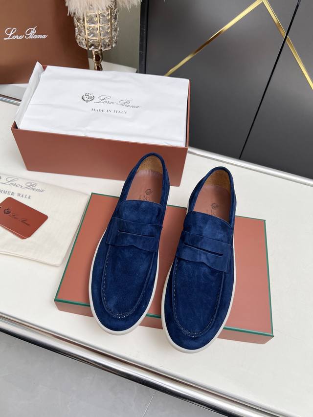 Loro piana 诺悠翩雅四季经典款。于1924年4月24日一手创立现有的Loro piana公司。家族经营至今已是第六代，为讲求品味及对质量有要求的顾客提