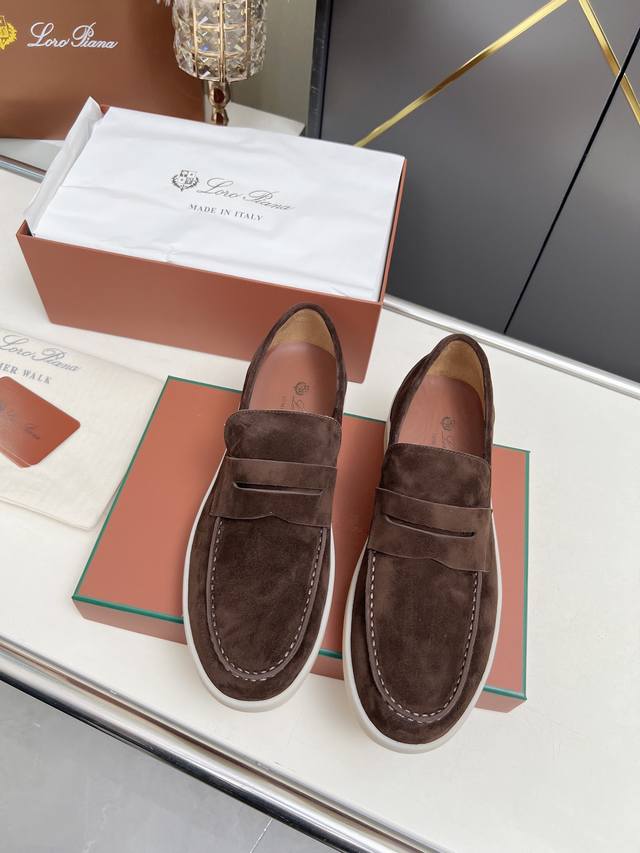 Loro piana 诺悠翩雅四季经典款。于1924年4月24日一手创立现有的Loro piana公司。家族经营至今已是第六代，为讲求品味及对质量有要求的顾客提